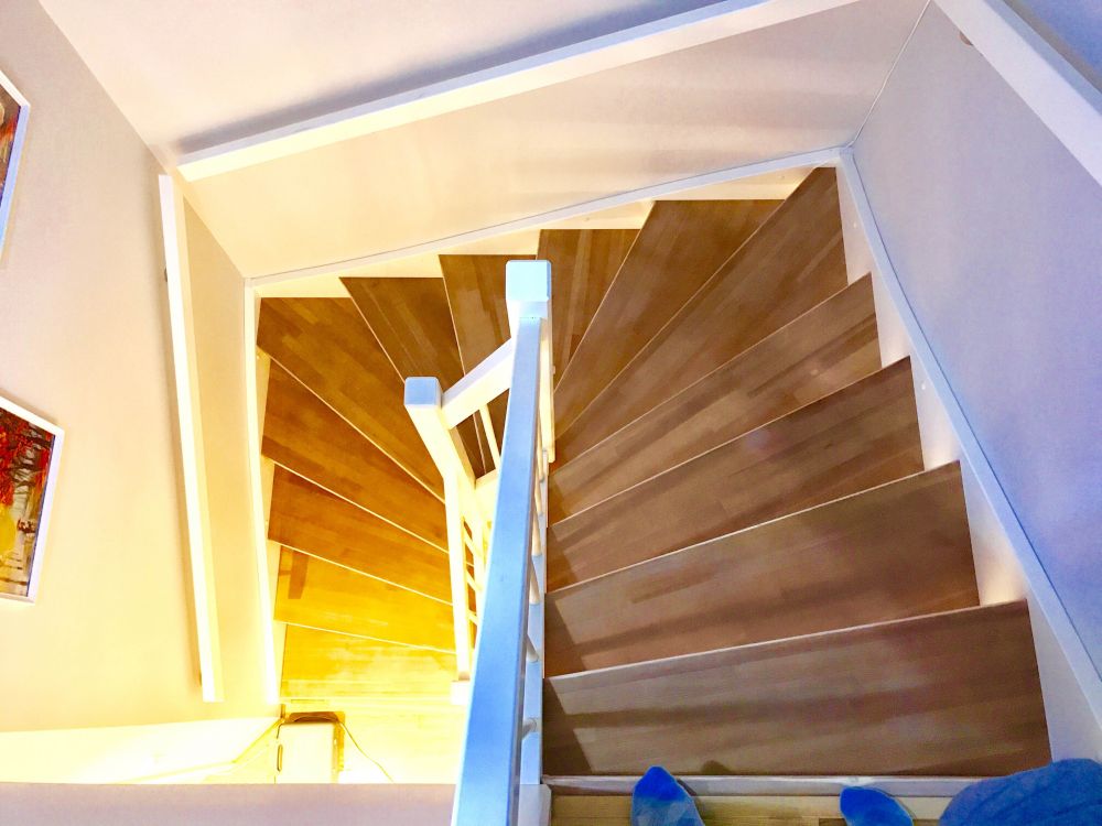 Awalnya biasa saja, tangga ini makin menakjubkan usai dicat pelangi