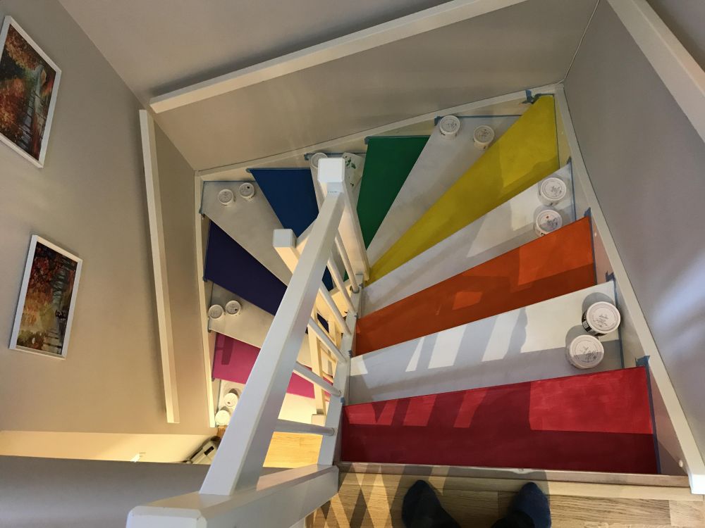 Awalnya biasa saja, tangga ini makin menakjubkan usai dicat pelangi