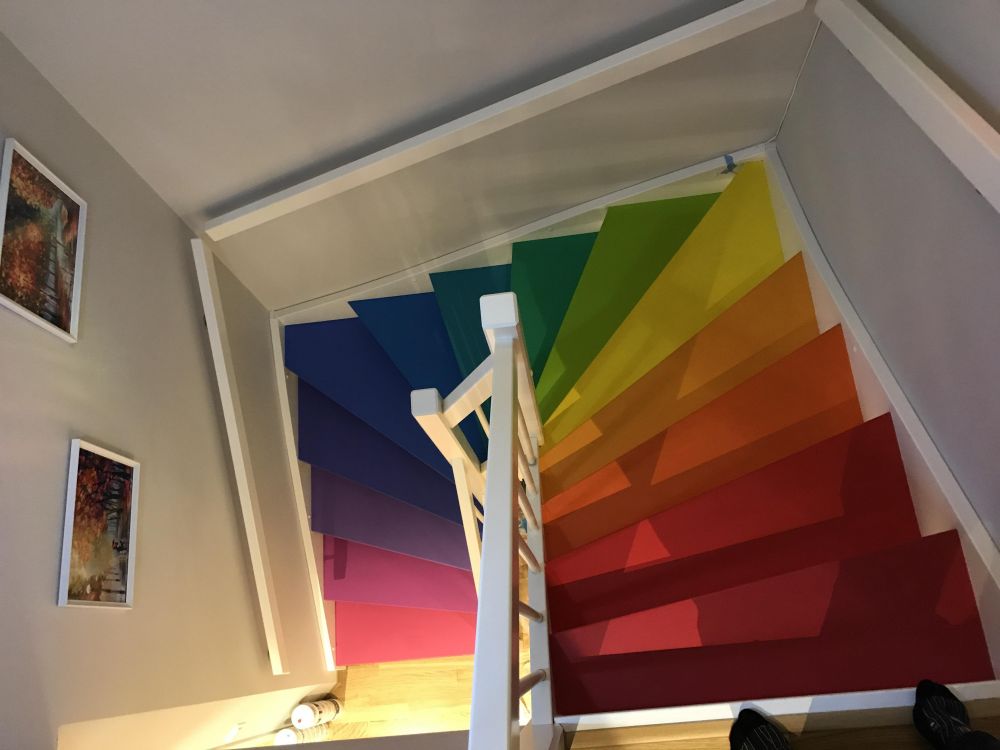 Awalnya biasa saja, tangga ini makin menakjubkan usai dicat pelangi