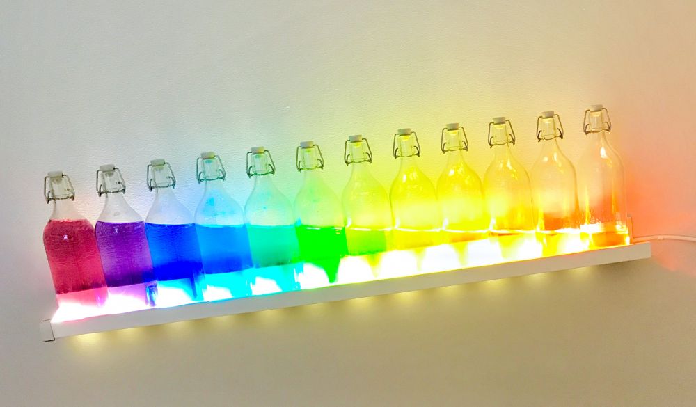 Awalnya biasa saja, tangga ini makin menakjubkan usai dicat pelangi