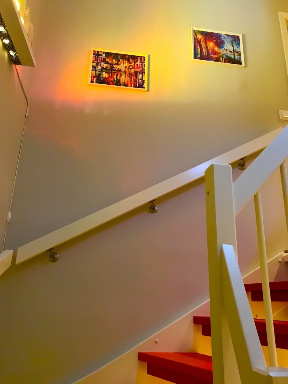 Awalnya biasa saja, tangga ini makin menakjubkan usai dicat pelangi