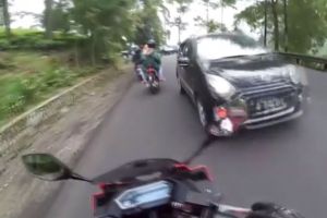 Jalurnya diserobot mobil, reaksi vlogger di Puncak ini mengejutkan