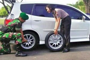 Bantu Polwan ganti ban mobil, aksi tentara ini banjir pujian