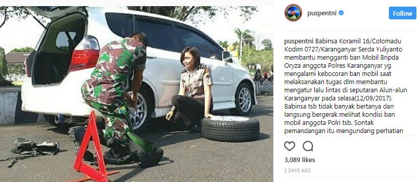 Bantu Polwan ganti ban mobil, aksi tentara ini banjir pujian