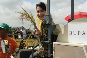 Begini gaya Arumi Bachsin tenangkan warga, pakai bahasa Jawa halus