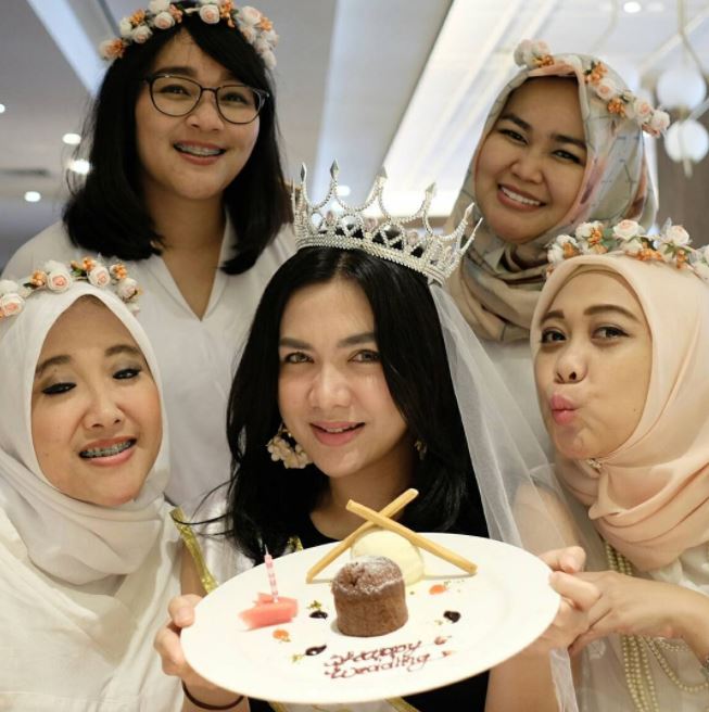 Sudah dekat hari H, ini 5 potret bridal shower Vicky Shu
