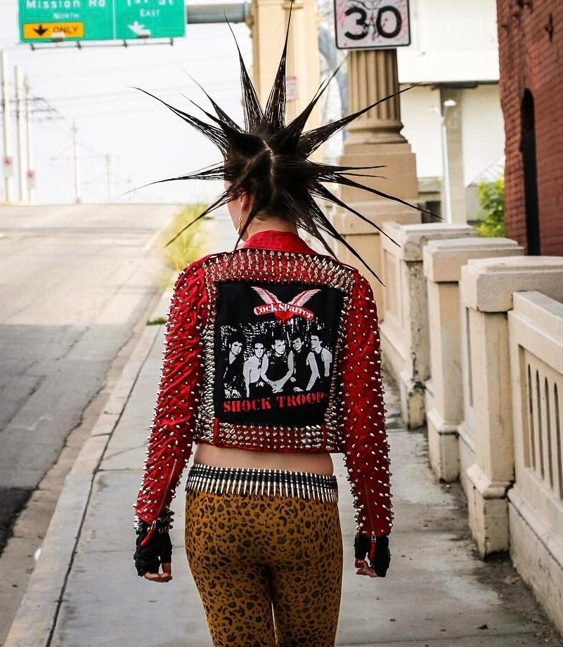 20 Inspirasi punk  fashion cewek ala Erin Micklow elegan 