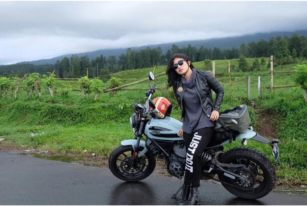 10 Gaya kece Nabila Putri tunggangi motor gede, hobinya 'laki banget'
