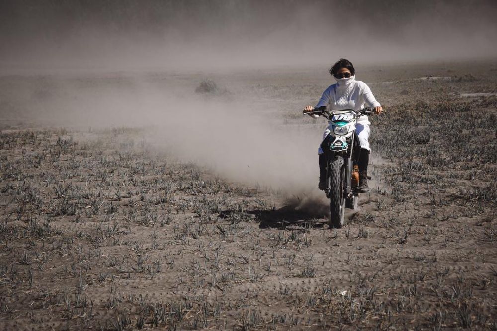 10 Gaya kece Nabila Putri tunggangi motor gede, hobinya 'laki banget'
