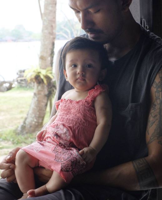 Gara-gara foto ini Rio Dewanto disebut warganet daddy goals abis