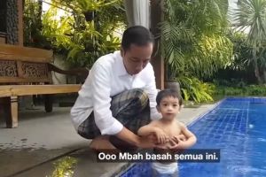 Tak hanya naik kereta mini, ini keseruan main bareng cucu ala Jokowi
