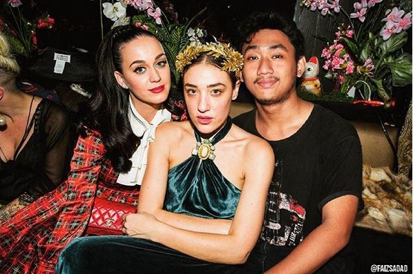 15 Editan foto cowok Indonesia bareng seleb Hollywood ini epik banget