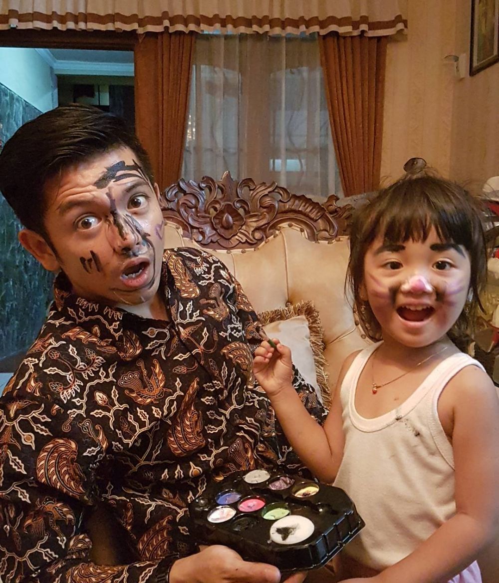 12 Potret kedekatan Nicky Tirta dan putrinya, bak kakak adik