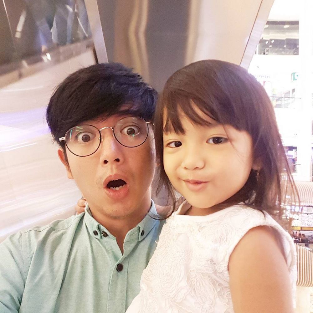 12 Potret kedekatan Nicky Tirta dan putrinya, bak kakak adik
