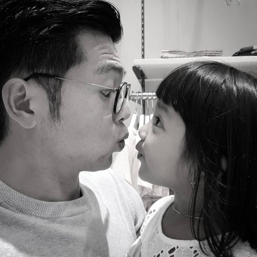 12 Potret kedekatan Nicky Tirta dan putrinya, bak kakak adik