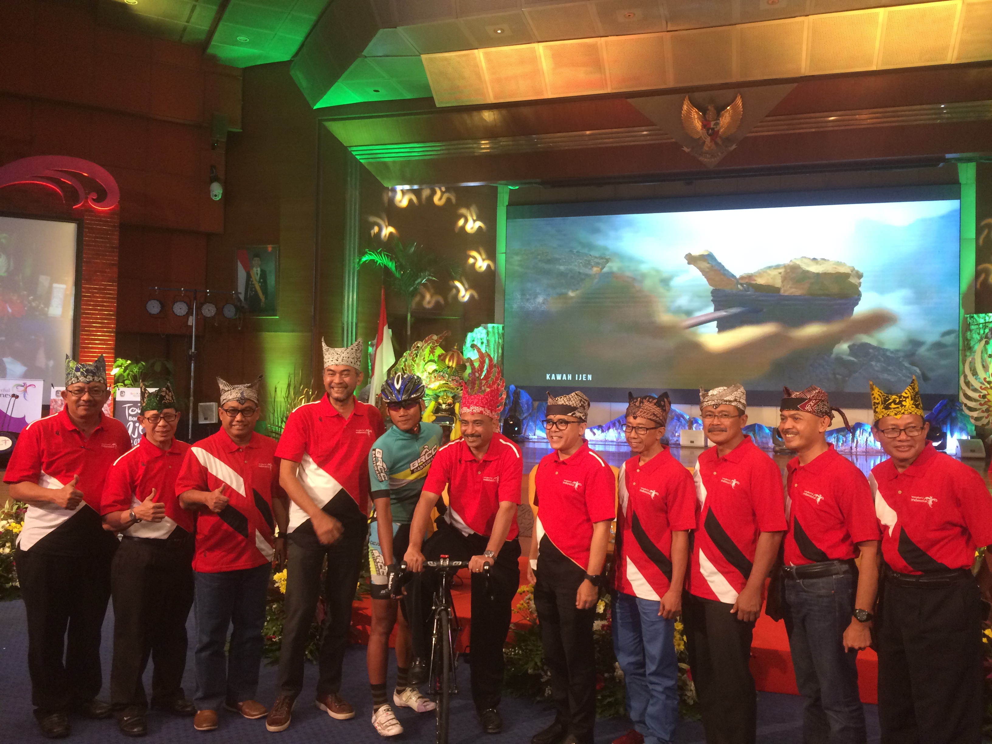 Unik, lomba balap sepeda wajibkan peserta memakai sarung