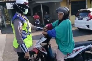 Emak bawa motor ini semprot polwan, bikin geleng-geleng kepala deh