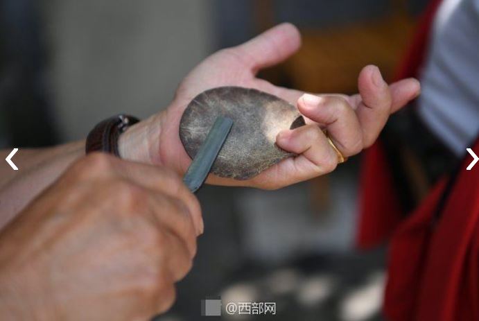 8 Langkah bersihkan bola mata pakai pisau cukur ini bikin gemetaran