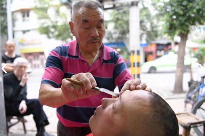 8 Langkah bersihkan bola mata pakai pisau cukur ini bikin gemetaran