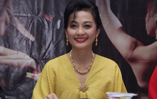 Usia 58, 10 foto ini bukti aktris lawas Nungki Kusumastuti tak menua