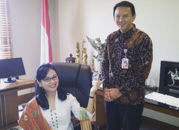 Usia 58, 10 foto ini bukti aktris lawas Nungki Kusumastuti tak menua