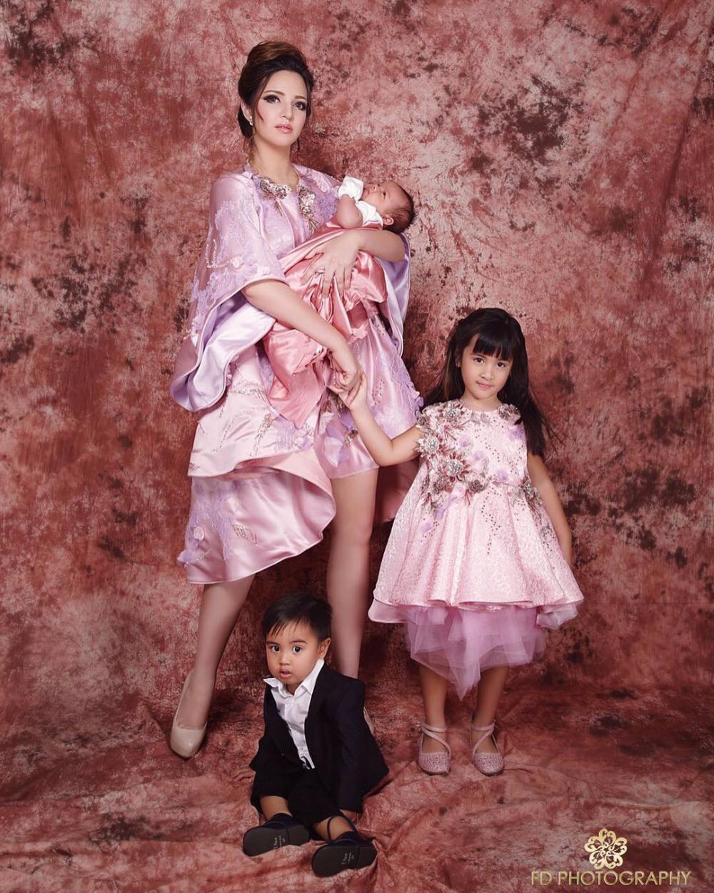 12 Momen kebersamaan Nia Ramadhani sama ketiga anaknya, mama idola nih