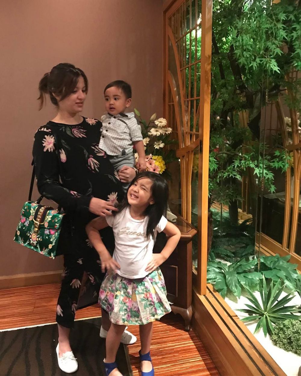 12 Momen kebersamaan Nia Ramadhani sama ketiga anaknya, mama idola nih