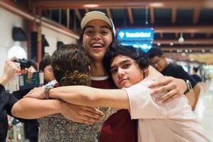 Kuliah di London, ini 10 momen haru perpisahan El Rumi di bandara