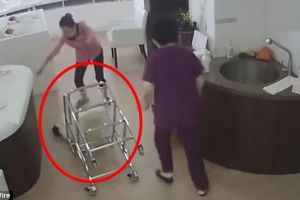 Tak hati-hati menggeser stroller bayi, aksi perawat ini bikin geram
