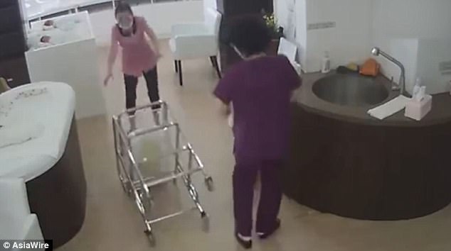 Tak hati-hati menggeser stroller bayi, aksi perawat ini bikin geram