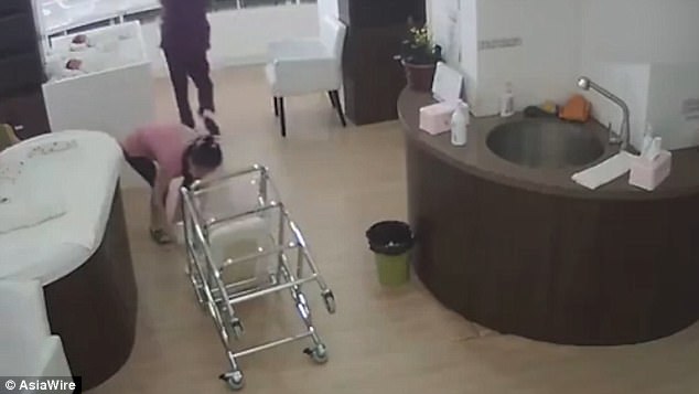 Tak hati-hati menggeser stroller bayi, aksi perawat ini bikin geram