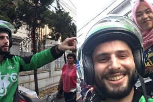 10 Potret gantengnya sopir ojol bule, bikin betah panas-panasan nih