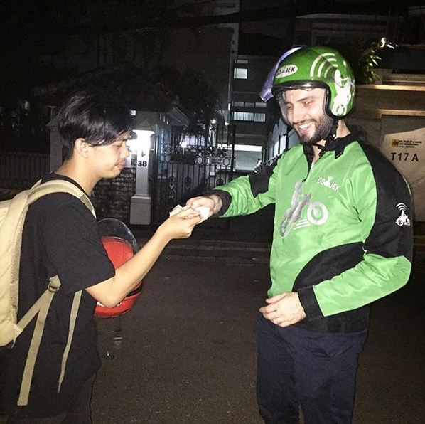10 Potret gantengnya sopir ojol bule, bikin betah panas-panasan nih