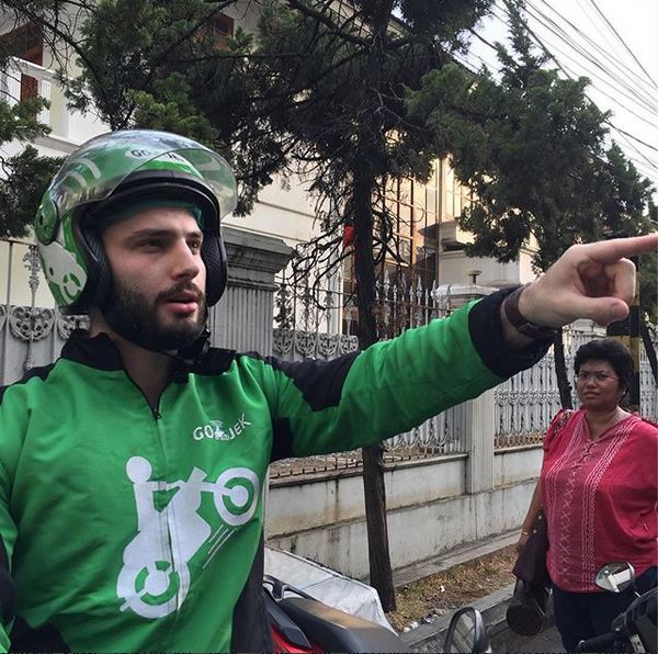 10 Potret gantengnya sopir ojol bule, bikin betah panas-panasan nih