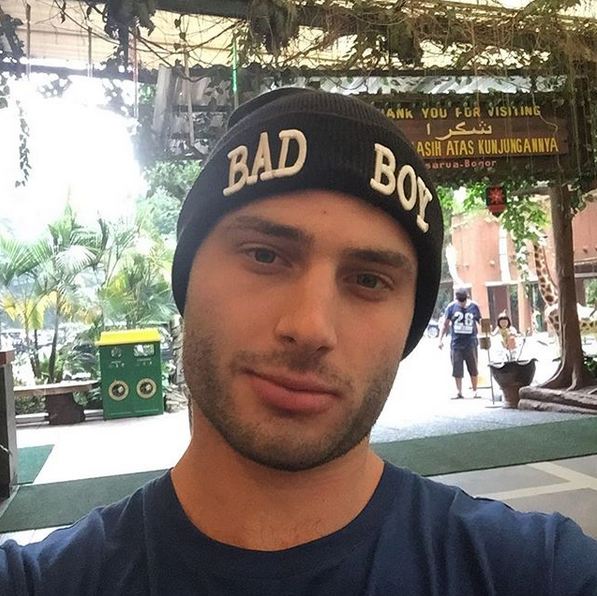 10 Potret gantengnya sopir ojol bule, bikin betah panas-panasan nih