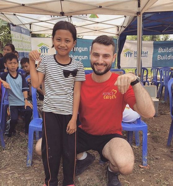 10 Potret gantengnya sopir ojol bule, bikin betah panas-panasan nih