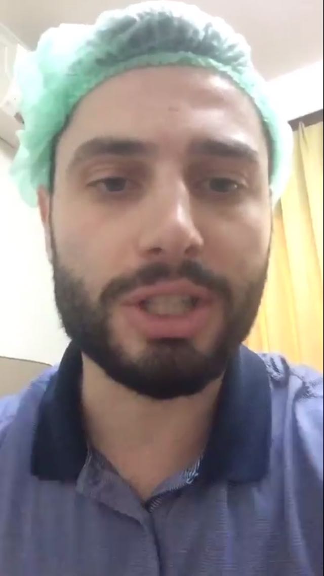 10 Potret gantengnya sopir ojol bule, bikin betah panas-panasan nih