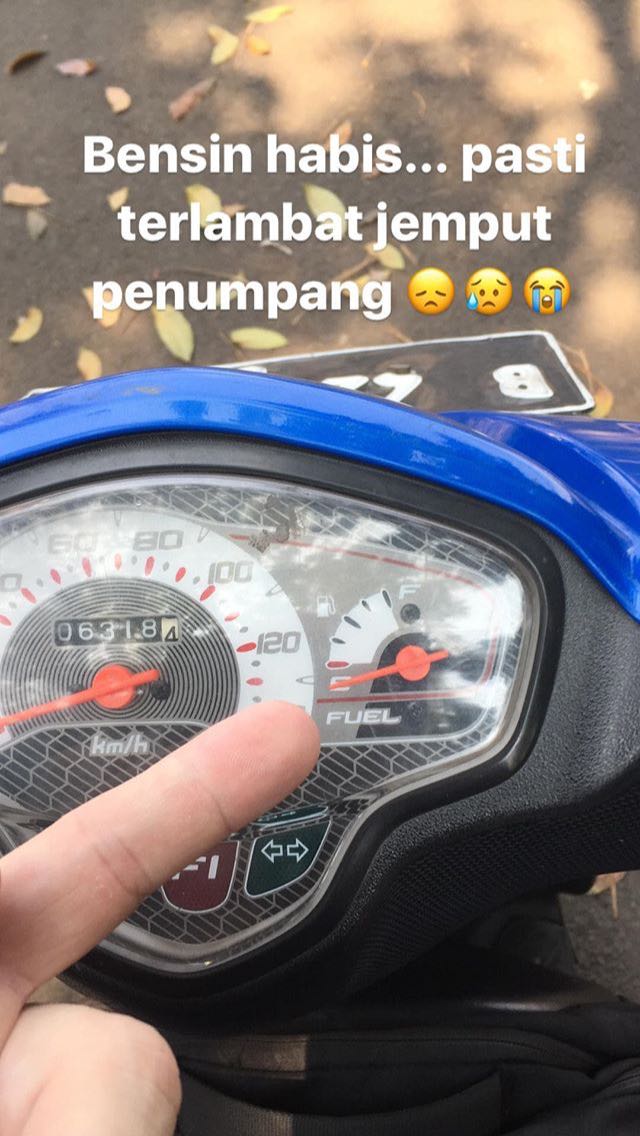 10 Potret gantengnya sopir ojol bule, bikin betah panas-panasan nih