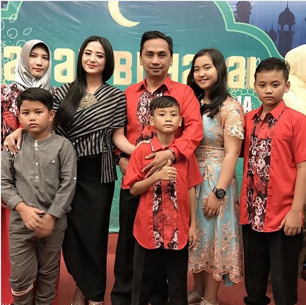 11 Momen kebersamaan Dewi Perssik dan anak angkatnya, super kompak
