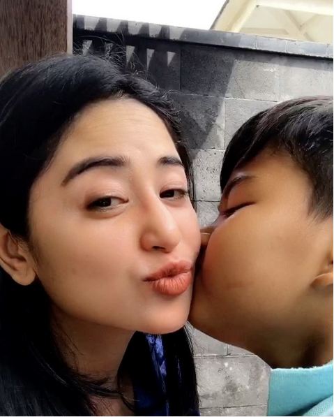 11 Momen kebersamaan Dewi Perssik dan anak angkatnya, super kompak