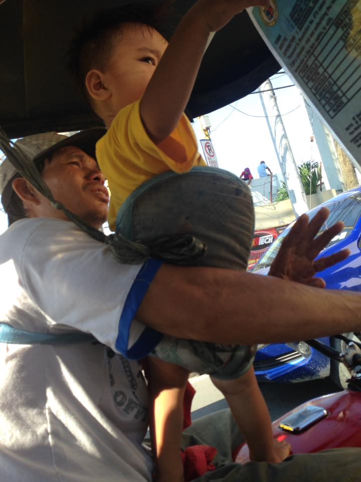 Kisah sopir angkutan roda tiga ajak anaknya bekerja ini bikin terenyuh