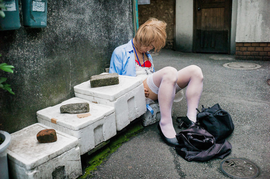 13 Potret kelakuan memalukan orang Jepang saat mabuk