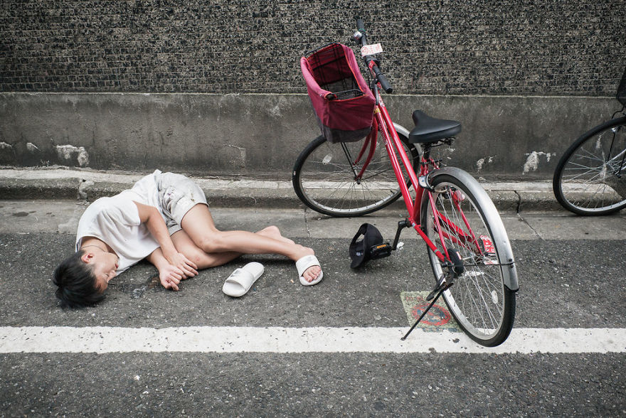 13 Potret kelakuan memalukan orang Jepang saat mabuk