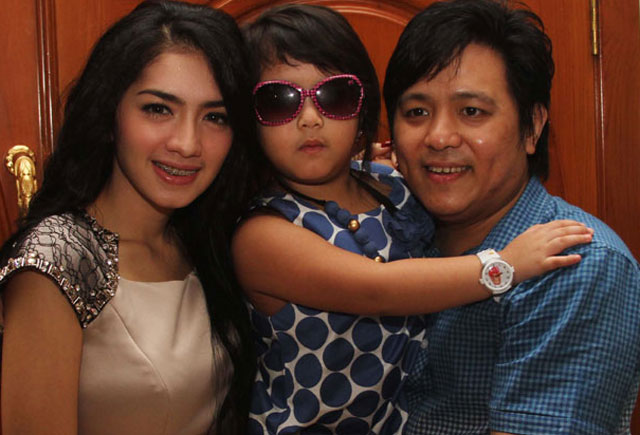 Kisah haru 5 pasangan seleb pertahankan rumah tangga demi sang anak