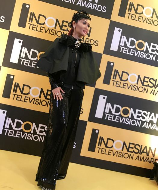 Gaya 9 seleb saat hadiri Indonesian TV Awards, mana yang paling kece?