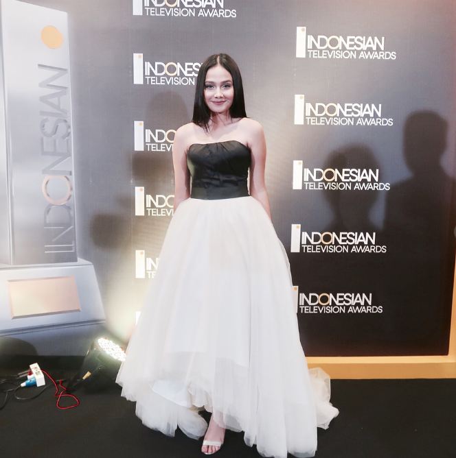 Gaya 9 seleb saat hadiri Indonesian TV Awards, mana yang paling kece?