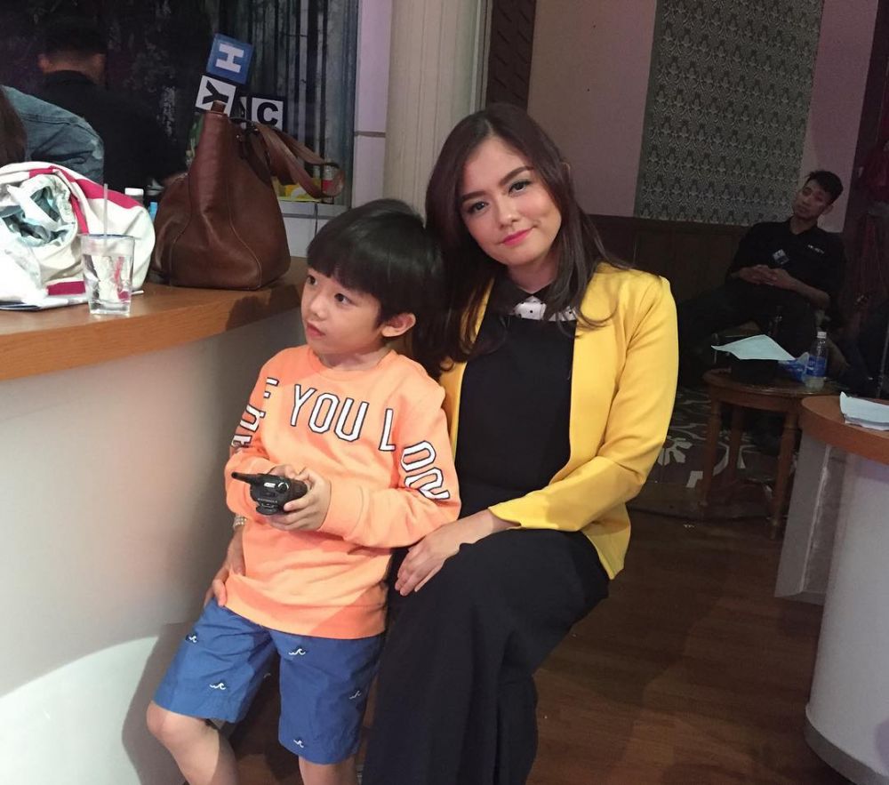 10 Foto perubahan Tika 'T2', dulu seksi kini mantap berhijab