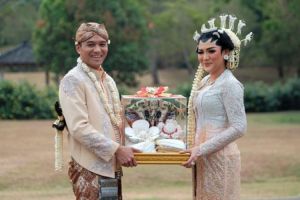 Sah jadi istri Ade Imam, ini 10 potret pernikahan Vicky Shu