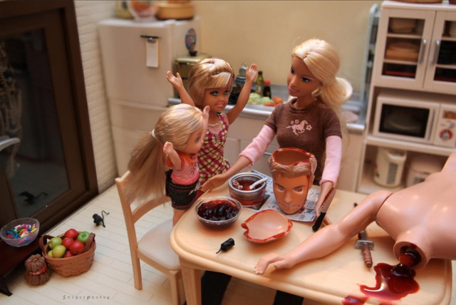 10 Boneka Barbie tema psikopat ini ngeri abis, nggak ada lucu-lucunya