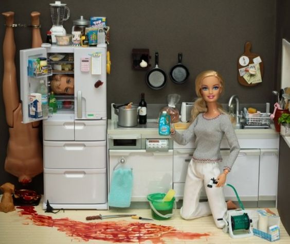10 Boneka Barbie tema psikopat ini ngeri abis, nggak ada lucu-lucunya